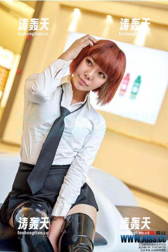 “爱丝”写真集，小小天衣无缝少女的分享，其实就是在聚焦这身衣服，真逗。