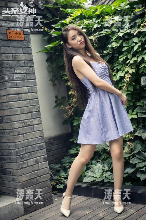 TouTiao头条女神-刘芸熙 TouTiao头条女神 - 原图看过之后,我觉得刘芸熙这是在挑战我的审美极限,白丝和我的鞋子撞色了吗?