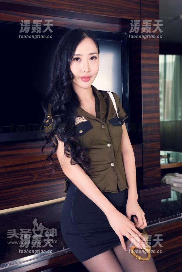 TouTiao头条女神 - 李温柔的写真集：女王的迷人游戏