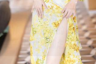 XIAOYU语画界 - 仔细看Angela喜欢猫这张制服的原图，最新的，看得人眼睛都直了，话也不知怎么接了。