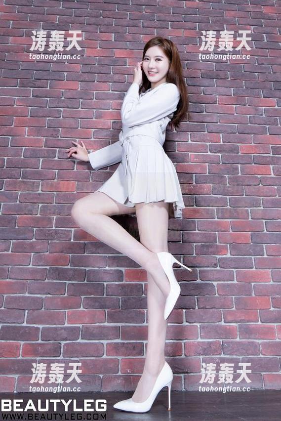 beautyleg - 有意思的更新，Jennifer又拿出了她的毛衣合集，巴掌大的小衣服配得上她的精致。
