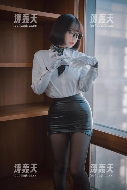 全套DJAWA游泳课来了，yeeun孙乐乐的这一身，水都要羞涩了