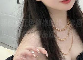 依依超级懒与红色旗袍的缘，套图全在这里，够你反复品味的资源。