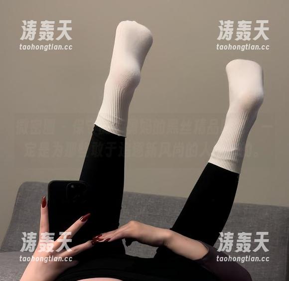 微密圈 - 保守的二舅妈的黑丝精品图包，一定是为那些敢于追逐新风尚的人准备的。