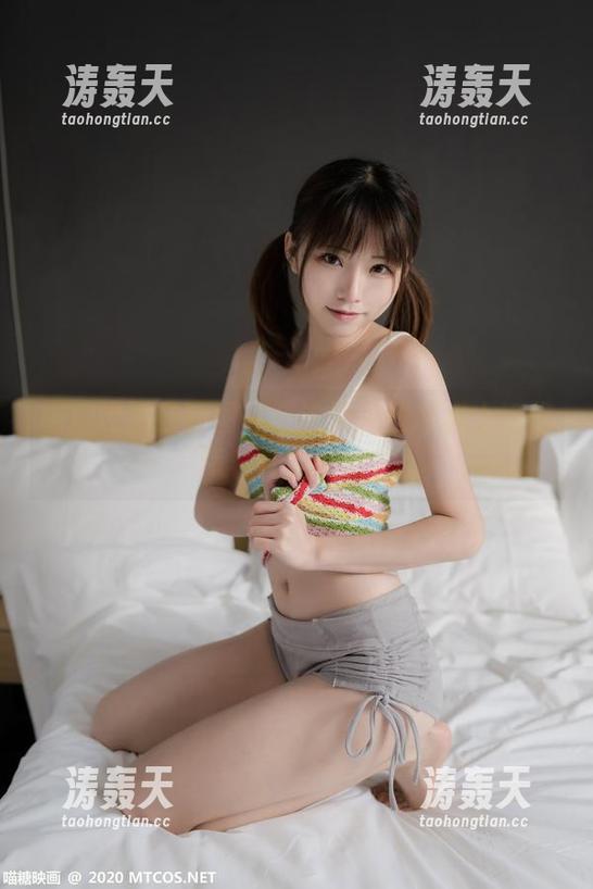 喵糖映画最新图库：这学妹的课桌上好像藏着什么秘密？