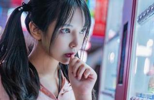 妍子坚不可摧的美图大赏，吉他妹妹只待下载，音乐之声悄然响起。