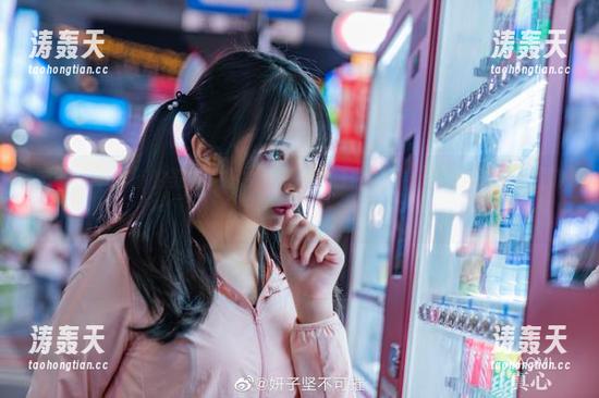 妍子坚不可摧的美图大赏，吉他妹妹只待下载，音乐之声悄然响起。