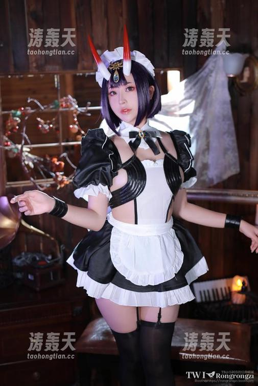 小容仔咕咕咕w，你的眼镜更新为何如此魔性，cos起来竟变得无比好玩！