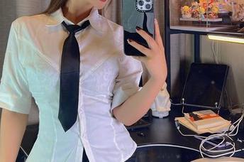 微密圈 - 张思允在烈焰玫瑰房车里，美图分享得如此轻松，真神奇！