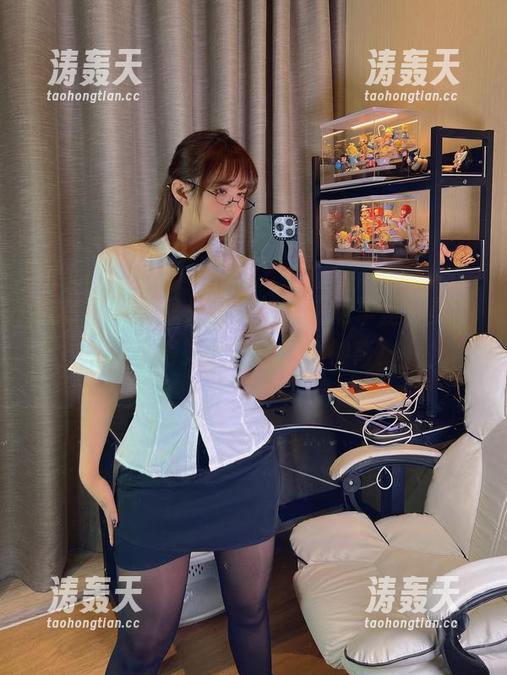 微密圈 - 张思允在烈焰玫瑰房车里，美图分享得如此轻松，真神奇！