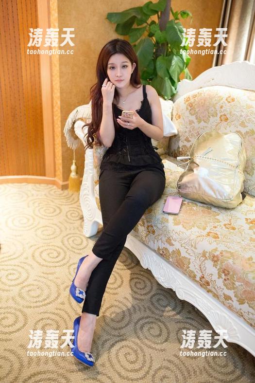 推女郎 - 原图分享：杨伊的职业装，连我都想哭了，为什么讨论会上不可以这么穿？
