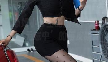 星颜社 - 心妍小公主的图集：定制水手服与‘无意中’的俏皮瞬间
