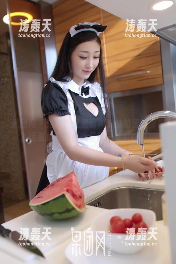 果团网 - 这啥？又是萌神妹妹的透明图包？话说她衣服都能看透，真有创意！