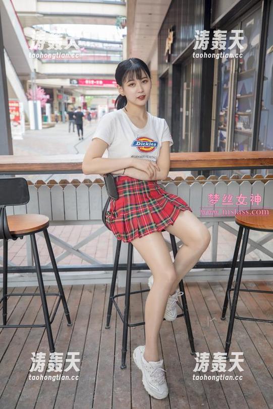 梦丝女神 - 雪馨和她的死库水，图片似乎传达着无圣光的宁静，小小的揣测开始酝酿