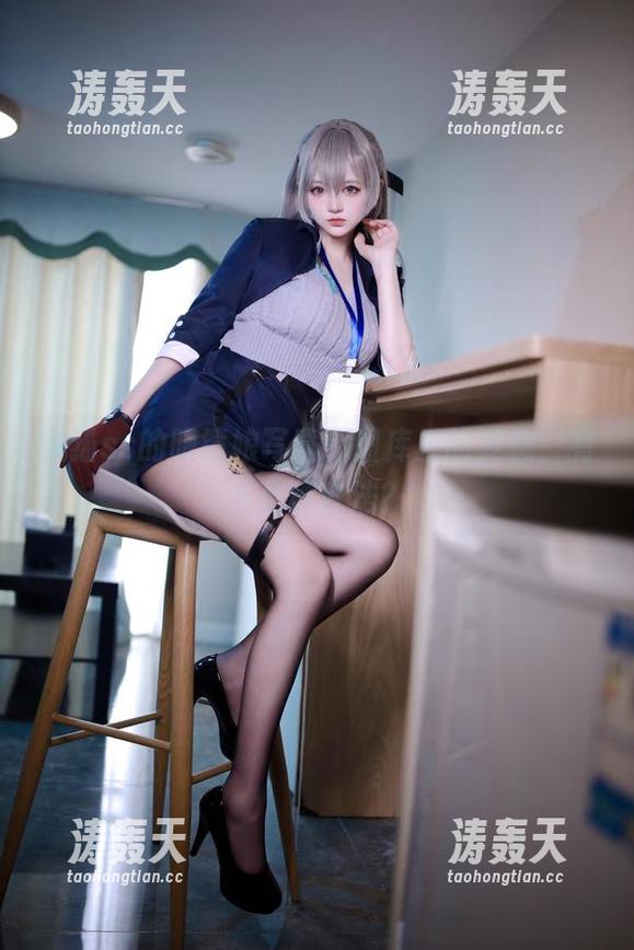 疯猫ss的眼镜娘写真：图库里的姿态，有多少种说法？