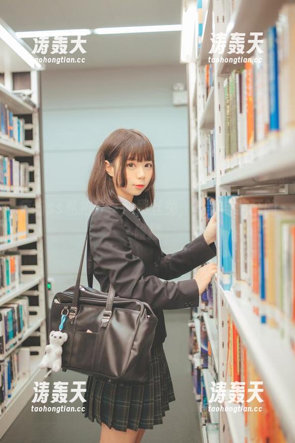 疯猫ss私拍分享：黑丝兔，温柔与疯狂的碰撞