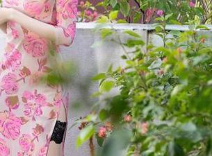 秀人网 - 刘婷婷的甜心写真，像是在花园里偶遇的小蜜蜂，忙碌又可爱！