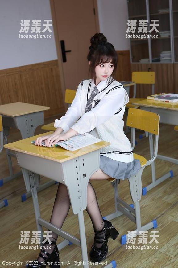 秀人网 - 张庭蓉打造的‘女友’全套，让人忍不住多看一眼的原图！
