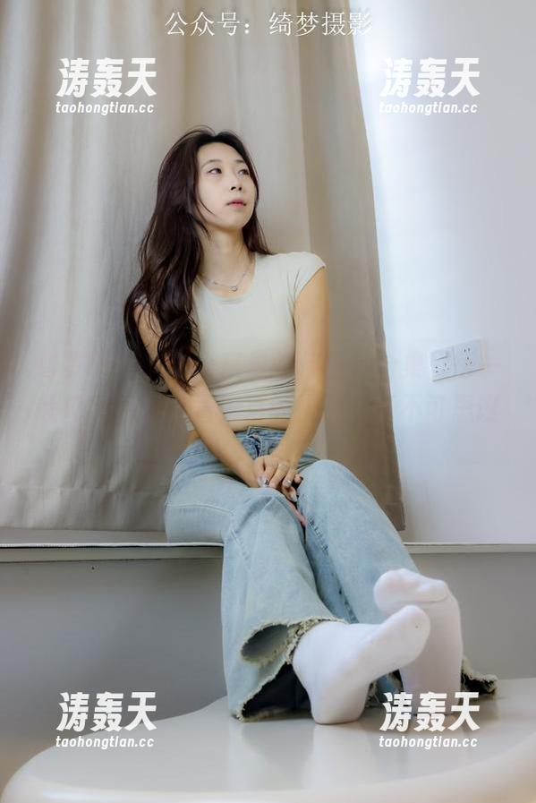 绮梦摄影 - 办公室里的佳怡，合集里每一帧似乎都诉说着无声的挑逗，真不可思议。