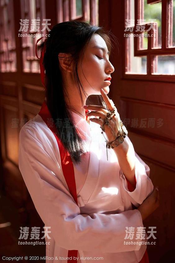 蜜桃社 - 没有圣光，浴室中的伊琳反而多了几分真实的魅力。