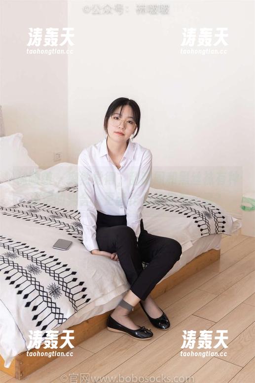 袜啵啵 - 突然觉得，甜甜圈和黑丝袜有种深层的契合，更新作品集你怎么看？