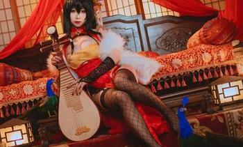 在丝袜的世界里，贞子蜜桃就像是个小精灵，想悄悄溜走。