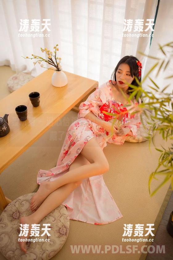 轰趴猫 - 温心怡演绎的睡衣，作品里似乎藏了点什么小心机。