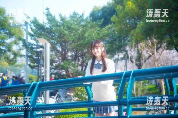 陆卿卿kyokyo 蓝色旗袍,陆卿卿kyokyo:这套写真让我赞叹,一个眼神就能波动人心嘛?