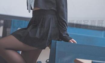 面饼仙儿突破自我，皮衣福利写真既叛逆又迷人。