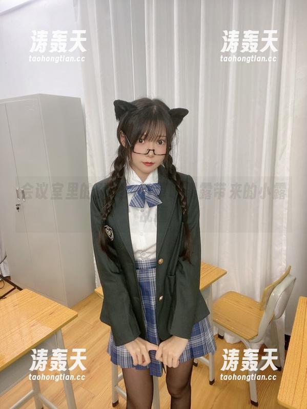 香草喵露露 会议室里的默契:香草喵露露带来的小露乱撞