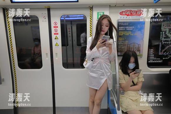 明明是“展会街拍模特”，怎么都能被拼凑成这样精彩的美图，我在“魔镜街拍”静观发展！