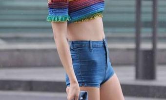 魔镜街拍：超短裙女孩，定制一下，谁能拒绝这种万种风情？
