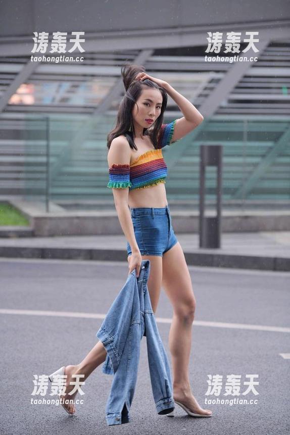魔镜街拍：超短裙女孩，定制一下，谁能拒绝这种万种风情？