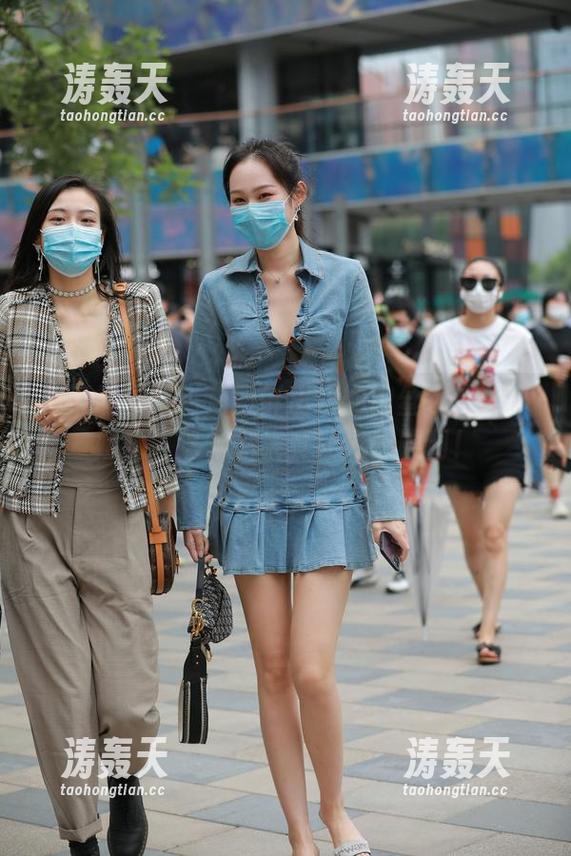 魔镜街拍：街角新鲜出炉的肉丝包臀裙小姐姐，这作品集真让人捧腹啊！