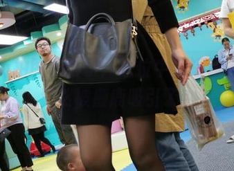 魔镜街拍图包公示：这位牛仔短裙美女，竟然被麋鹿吸引了？