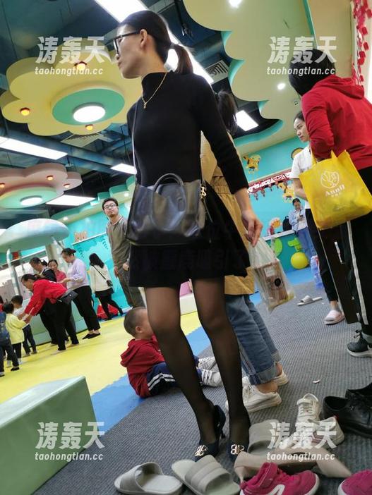 魔镜街拍 魔镜街拍图包公示:这位牛仔短裙美女,竟然被麋鹿吸引了?